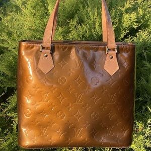 Louis Vuitton Houston in Bronze Vernis. Date code 0052. Beautiful condition.